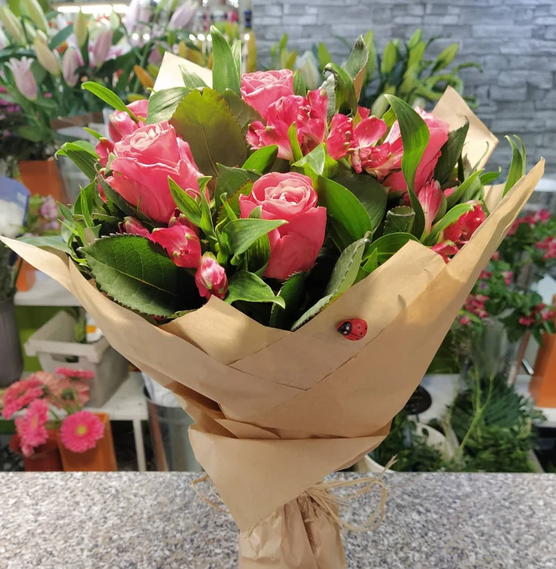 Букет из розовых роз