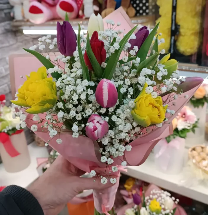 Весенний букет из тюльпанов и мимозы